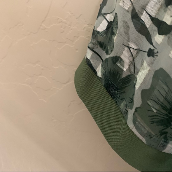 3/$12 Olive Greens, White Floral on Lattice Top With 3/4 sleeves in Size XL - Picture 5 of 7